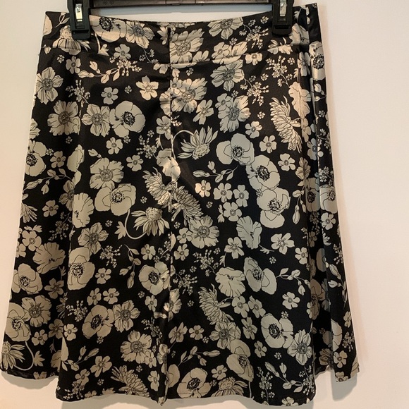 Linea Domani Limited Collection floral blk/gray satin midi skirt. Size 6. EUC. - Picture 2 of 9